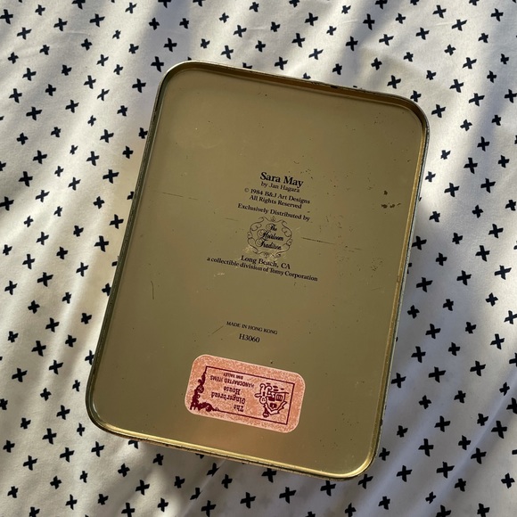 Little girl in bonnet 1984 vintage tin - Picture 3 of 5